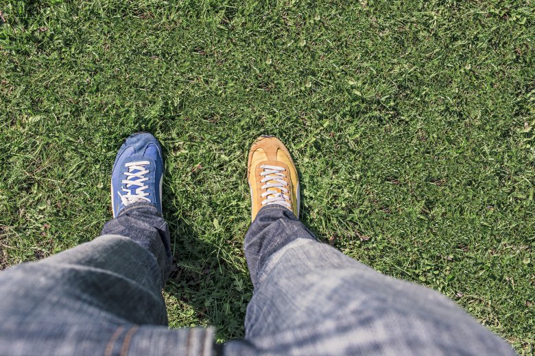 chaussure bleue et chaussure jaune alternance